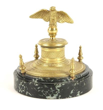 null PRESSE-PAPIER en bronze doré et ciselé d'un aigle sur promontoire, la base circulaire...