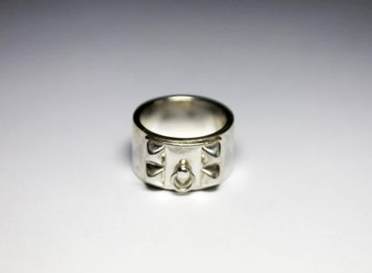 HERMES "COLLIER DE CHIEN" BAGUE en argent stylisant un collier de chien. Signature...