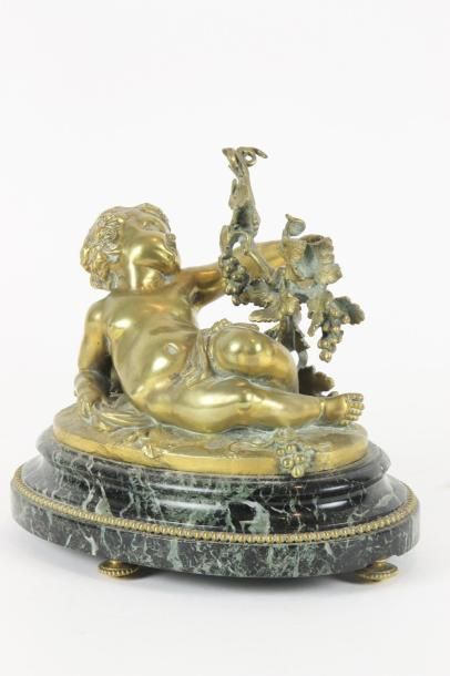 ECOLE FRANCAISE DU XIXème siècle Chérubin Bronze à patine dorée monté sur socle ovale...