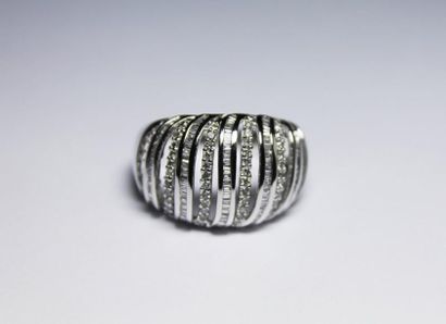 null BAGUE jonc en or gris ajouré et orné d'un pavage de diamants de taille brillant...