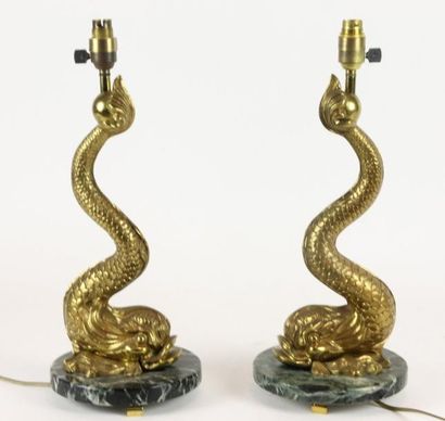 null PAIRE DE DAUPHINS en bronze doré, montés en lampes, sur socle en marbre vert....