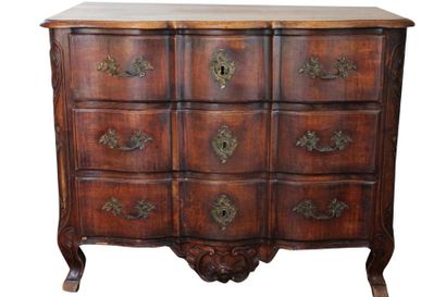 null COMMODE à façade chantournée, en bois naturel, ouvrant par trois tiroirs sur...