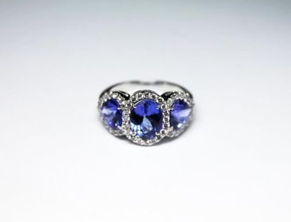 null BAGUE en or gris ornée de trois tanzanites de 4,80 cts dans un entourage de...