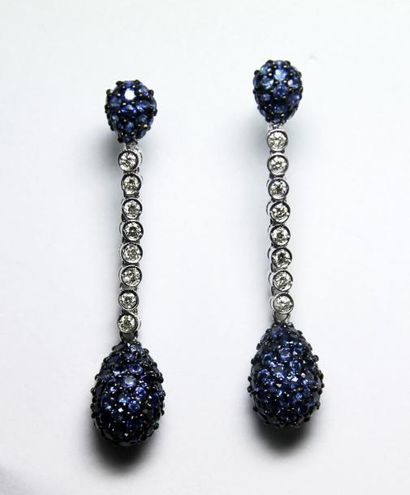 null BOUCLES D'OREILLES en or gris ponctuées de saphirs de 4,15 cts et de diamants...