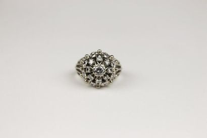 null BAGUE en or gris, la monture bombée et ajourée sertie d'une succession de diamants...