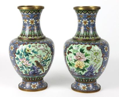 JAPON Paire de vases de forme balustre en émail cloisonné et polychrome. Fin XIXème...