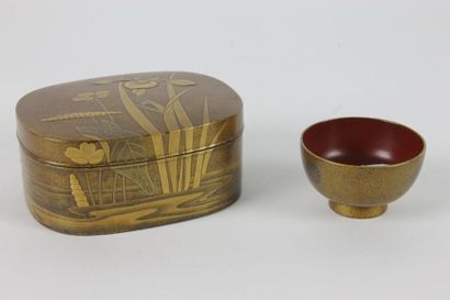JAPON - Epoque EDO (1603 - 1868) Kobako de forme ovale en laque nashiji or décoré...