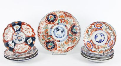 JAPON, Imari - Époque MEIJI (1868 - 1912) Huit coupes et un plat en porcelaine décorée...