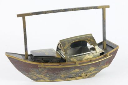 JAPON - XIXE SIÈCLE Nécessaire à fumer en forme de bateau en laque noir et brun décoré...