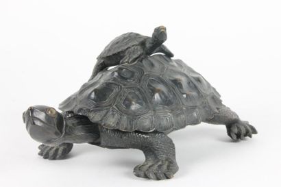 JAPON - XIXE SIÈCLE Boite en forme de tortue posée en bois, une petite sur son dos,...