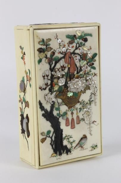 JAPON - Epoque MEIJI (1868 - 1912) Boite de forme rectangulaire en ivoire à décor...