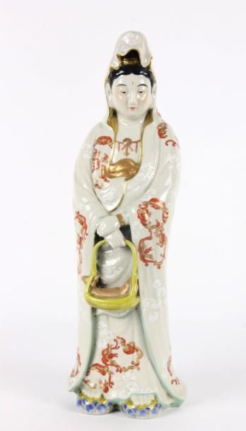 JAPON - Epoque MEIJI (1868 - 1912) Statuette de Kannon debout en porcelaine émaillée...