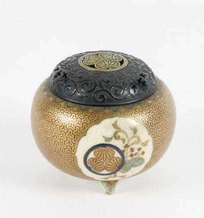 JAPON, Satsuma - Epoque MEIJI (1868 - 1912) Petit brûle-parfum tripode en faïence...