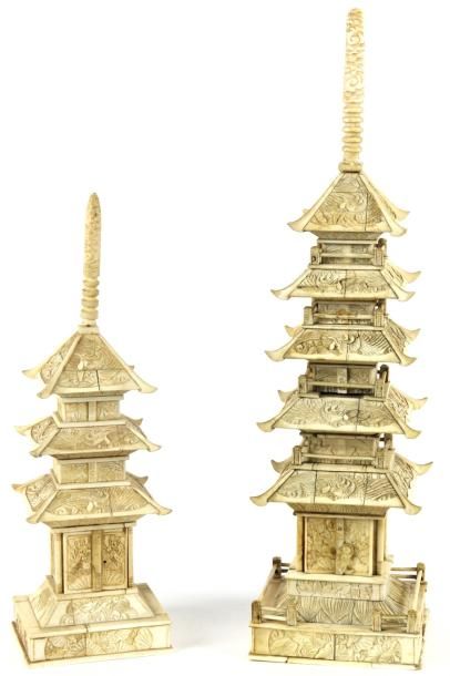 JAPON - Epoque MEIJI (1868 - 1912) Deux pagodes à trois et cinq étages en placage...