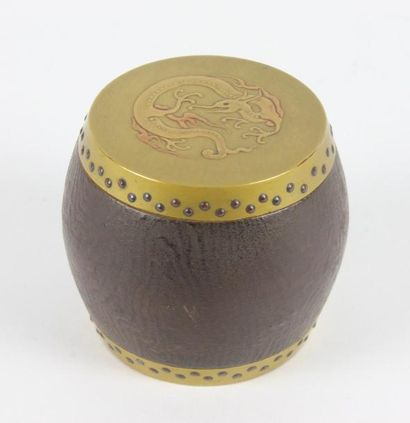 JAPON - Epoque EDO (1603 - 1868) Kobako en forme de tambour en laque imitant le bois,...