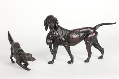 null DEUX SUJETS en bronze patiné représentant des chiens de chasse. Fin XIXème ...