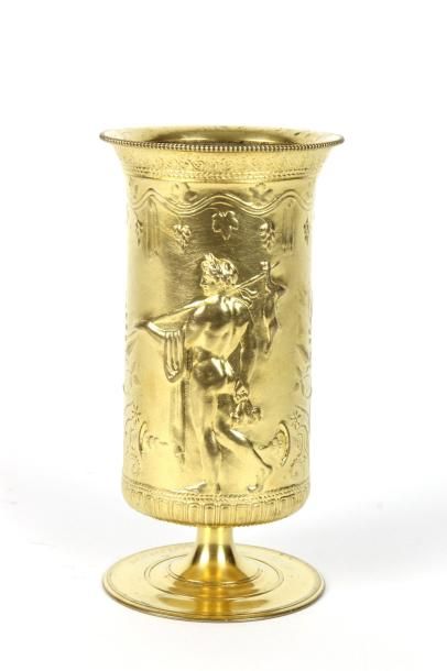 F. BARBEDIENNE (1810-1892) Vase sur piédouche de forme obus en bronze doré et ciselé...