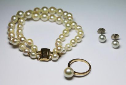null PARUE composée d'un BRACELET de perles de deux lignes avec son fermoir en or...