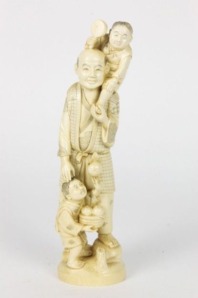 JAPON Statuette en ivoire reporésentant un personnage avec deux enfants jouant. Ecole...