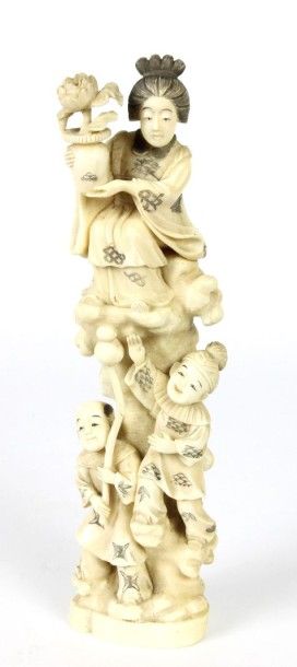 JAPON Statuette en ivoire représentant une Femme au lotus et deux enfants. Ecole...