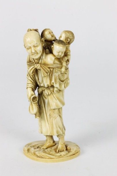 JAPON Statuette en ivoire représentant un Personnage portant ses trois enfants au...