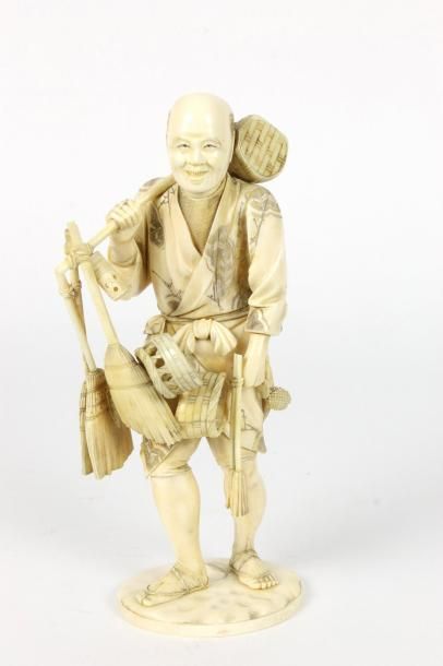 JAPON Statuette en ivoire représentant un Marchand de balai et de paniers. Ecole...