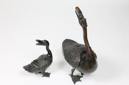 JAPON Deux sujets en bronze patiné représentant une oie et son petit. XIXème siècle...