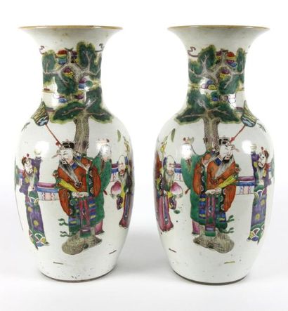CHINE Paire de vases de forme balustre en porcelaine polychrome à décor de scènes...