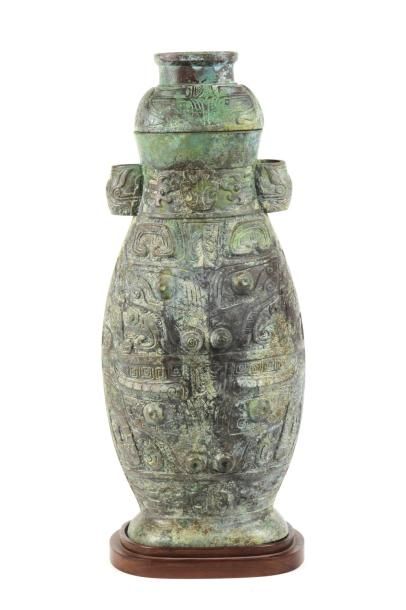 CHINE Vase en bronze à patine verte XXème siècle Haut avec socle: 43 cm