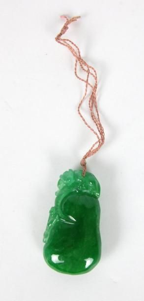 CHINE Pendentif en jade vert XXème siècle Haut: 5 cm