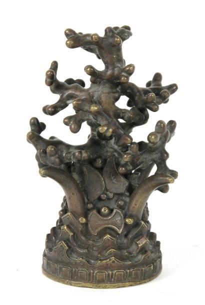 CHINE ou TIBET Sujet en bronze représentant un petit arbre sacré. XVIIIème Haut:...
