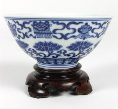 CHINE Bol en porcelaine émaillée bleu blanc à décor de fleurs. Marque de Hall Fin...