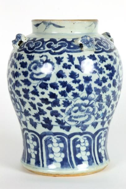 CHINE Vase de forme boule en porcelaine bleu blanc, le pourtour décoré de têtes de...