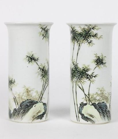 CHINE Paire de vases cornets en porcelaine à décor de bambou. Signés. Haut: 17,5...
