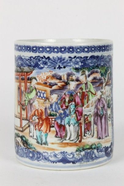CHINE Chope en porcelaine de la Compagnie des Indes émaillé en famille Rose, décor...
