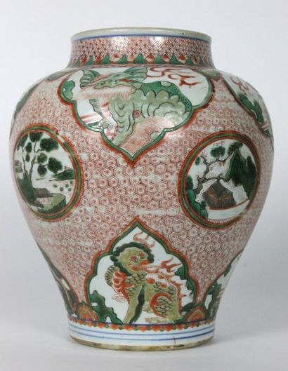 CHINE Vase de forme boule en porcelaine polychrome à décor de paysages lacustres...