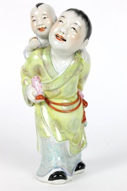 CHINE Groupe de figurines Hoho en porcelaine polychrome XIXème siècle Haut: 26 c...
