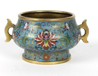 CHINE Brûle-parfum en bronze cloisonné à décor de fleurs de Lotus. Vers 1900 Haut:...