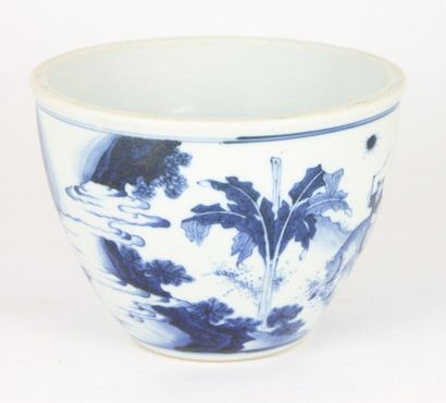 CHINE Pot en porcelaine bleu blanc à décor de scènes animées. XVIIIème siècle Haut:...