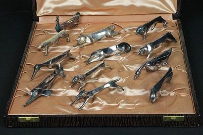 GALLIA Suite de douze porte-couteaux en métal argenté à décor d'animaux. Vers 1940....