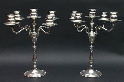 null PAIRE DE CANDELABRES en argent à quatre bras de lumières et un binet central,...