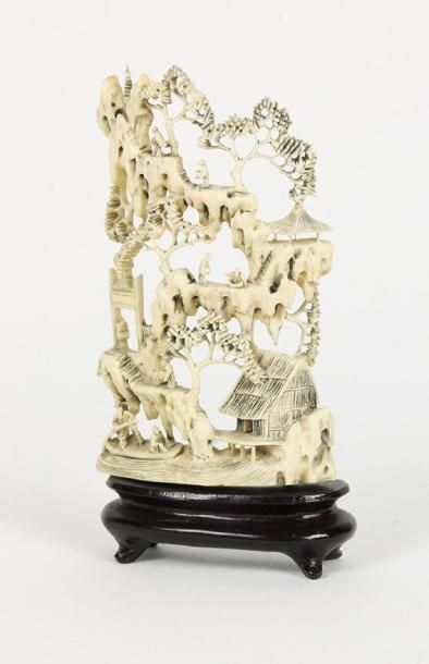 CHINE Ecran en ivoire ajouré à décor de paysage étagé de montagnes. 13 x 8,5 cm