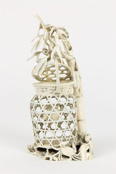 CHINE Goupe en ivoire figurant un panier de crabes. XXème siècle Haut: 16 cm