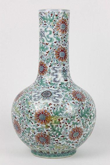 CHINE Vase à long col en porcelaine polychrome à décor de chrysanthèmes. XIXème siècle...
