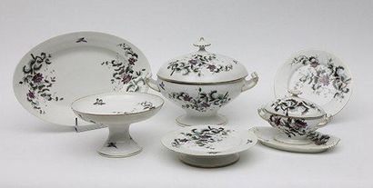 null SERVICE DE TABLE en porcelaine polychrome à décor floral comprenant 85 pièces:...