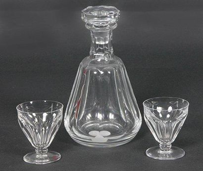 BACCARAT Service à liqueur en cristal comprenant 6 verres et une carafe et son bouchon....