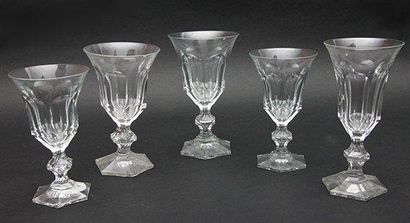 null PARTIE DE SERVICE DE VERRES en cristal style Harcourt comprenant deux verres...