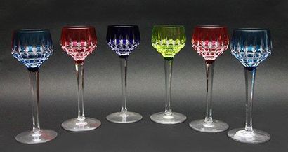SAINT LOUIS Suite de 6 verres sur pied en cristal de couleur