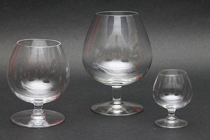 SAINT LOUIS Service de verres en cristal modèle ballon comprenant six verres à eau,...