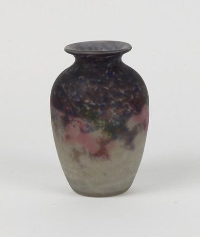 MÜLLER FRÈRES Vase ovoide en verre marmoréen Haut: 17 cm
